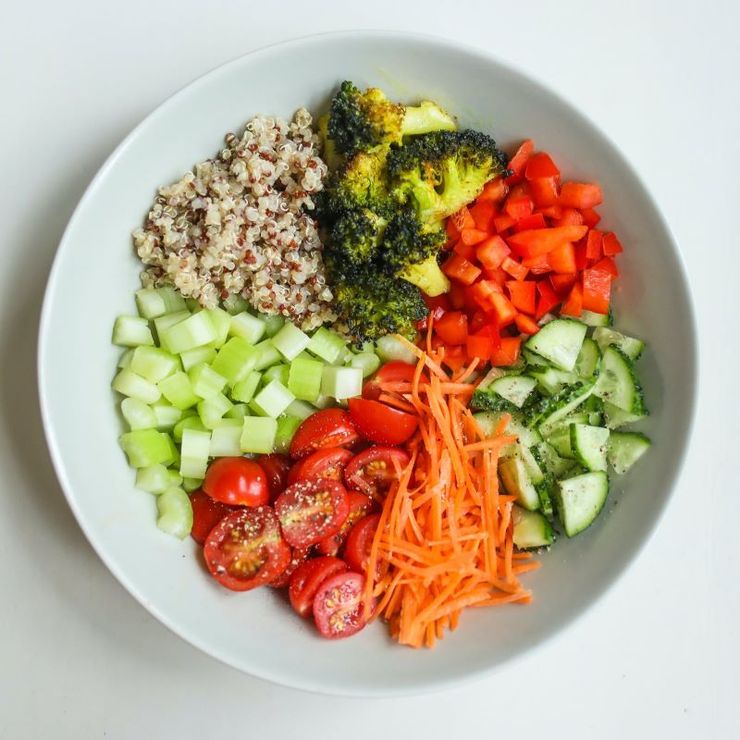Fresh vegetables and plant-based foods rich in natural compounds that support uric acid excretion