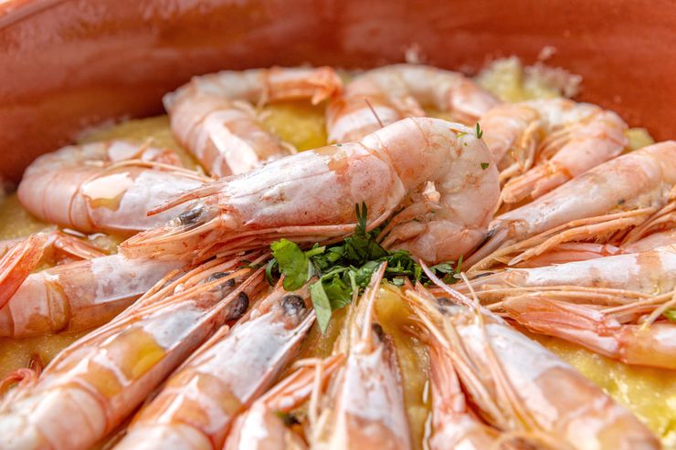 Cooked shrimp with herbs in a clay pot, the kind of small occasional portion people with gout can enjoy